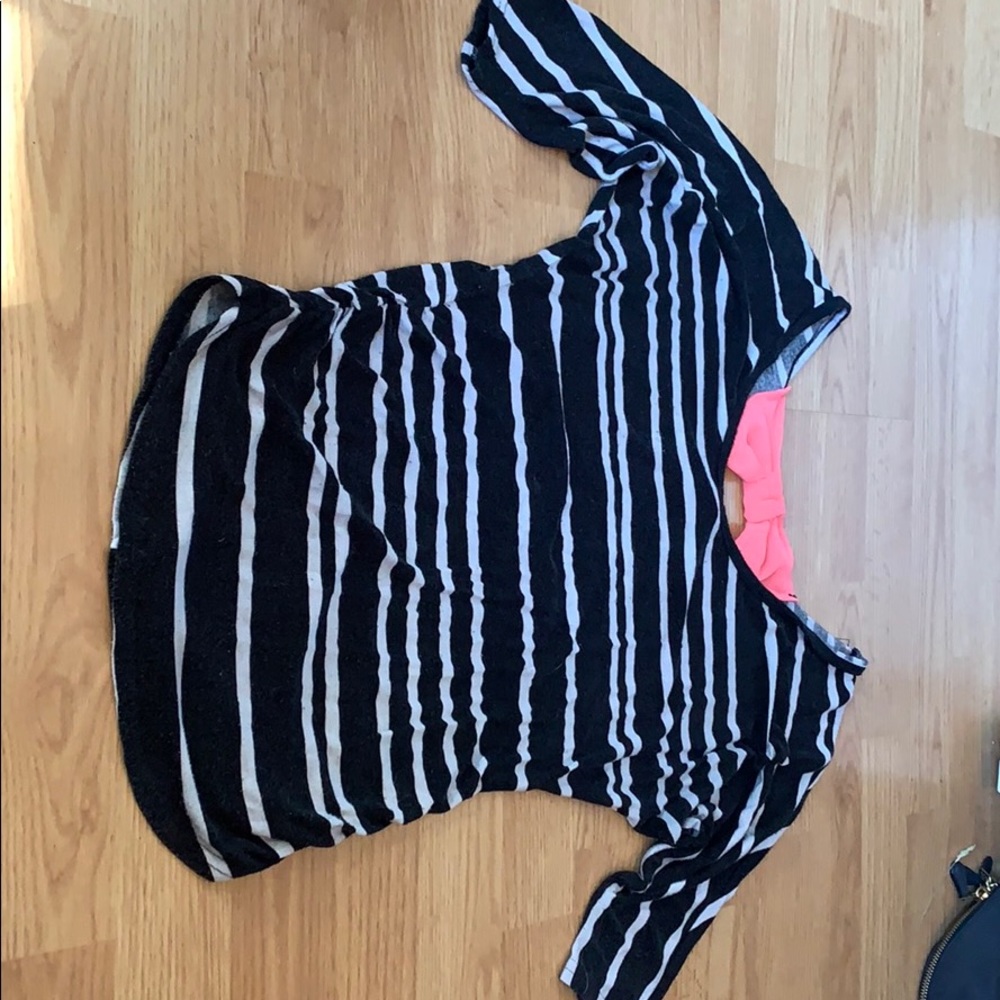T-shirt with accent bow on back